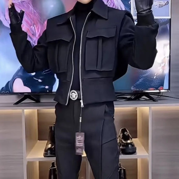 Veste courte motard homme à grandes poches, collection automne-hiver 2024, unisexe, style fonctionnel, couleur unie.