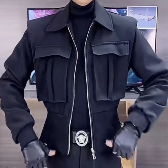 Veste courte motard homme à grandes poches, collection automne-hiver 2024, unisexe, style fonctionnel, couleur unie.