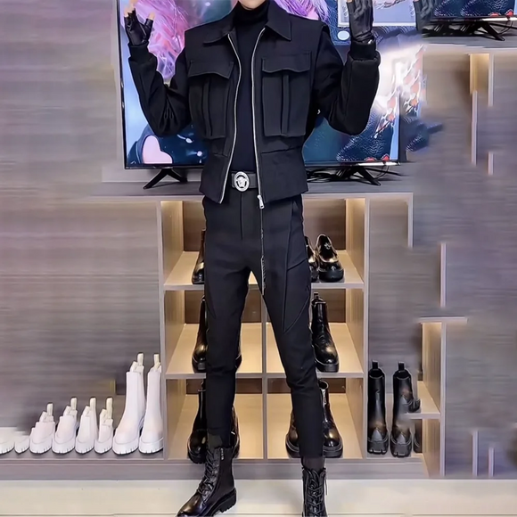 Veste courte motard homme à grandes poches, collection automne-hiver 2024, unisexe, style fonctionnel, couleur unie.